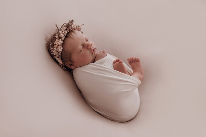 Baby beim Neugeborenen Shooting, Geschwisterliebe, Familienshooting bei einfallslicht fotografie in Düsseldorf, Baby, Babykleidung, Babybody