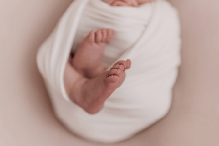 Babyfüße beim Neugeborenen Shooting, Geschwisterliebe, Familienshooting bei einfallslicht fotografie in Düsseldorf, Baby, Babykleidung, Babybody