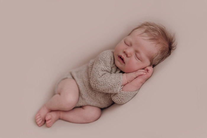 Baby beim Neugeborenen Shooting, Geschwisterliebe, Familienshooting bei einfallslicht fotografie in Düsseldorf, Baby, Babykleidung, Babybody