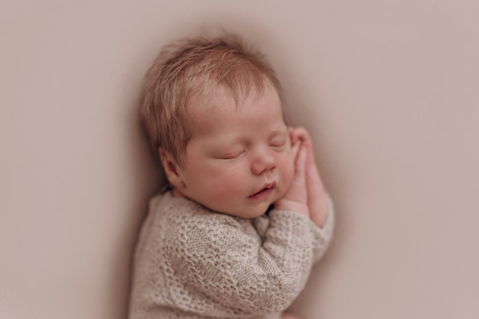 Baby beim Neugeborenen Shooting, Geschwisterliebe, Familienshooting bei einfallslicht fotografie in Düsseldorf, Baby, Babykleidung, Babybody