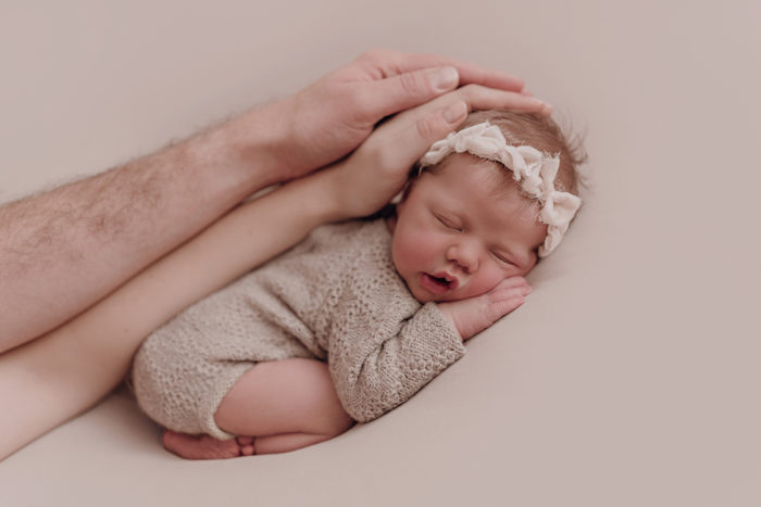 Baby beim Neugeborenen Shooting, Geschwisterliebe, Familienshooting bei einfallslicht fotografie in Düsseldorf, Baby, Babykleidung, Babybody