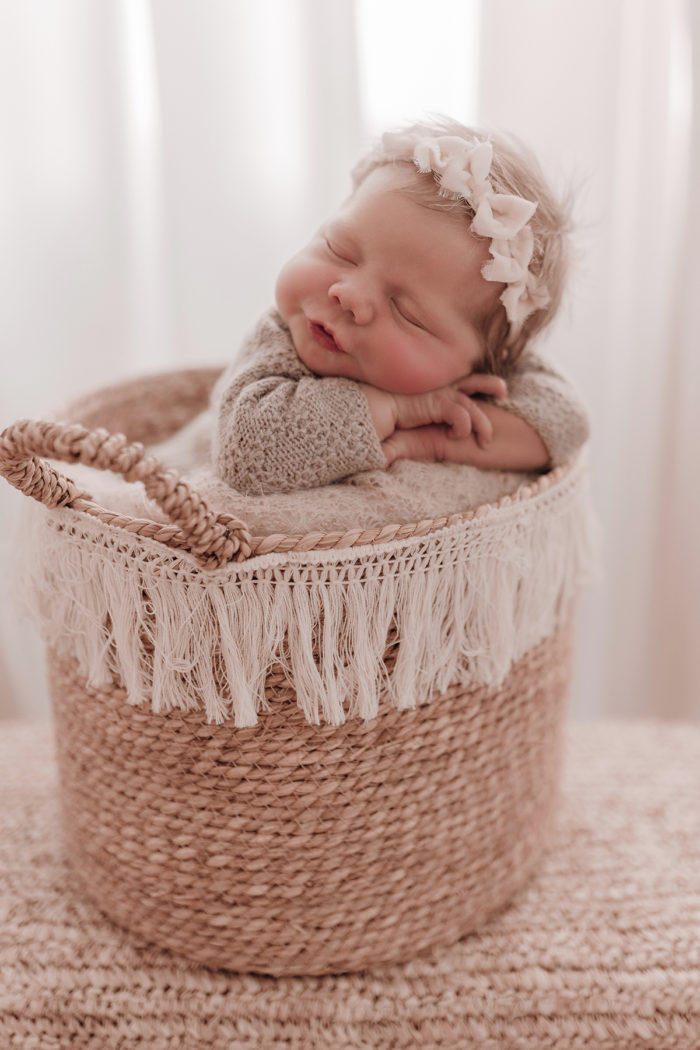 Baby beim Neugeborenen Shooting, Geschwisterliebe, Familienshooting bei einfallslicht fotografie in Düsseldorf, Baby, Babykleidung, Babybody