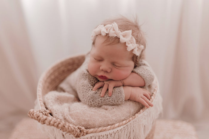 Baby beim Neugeborenen Shooting, Geschwisterliebe, Familienshooting bei einfallslicht fotografie in Düsseldorf, Baby, Babykleidung, Babybody