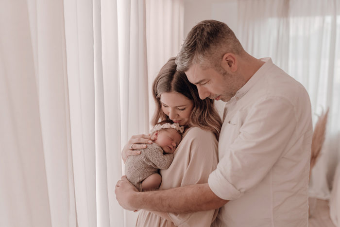 Familie kuschelt beim Neugeborenen Shooting, Geschwisterliebe, Familienshooting bei einfallslicht fotografie in Düsseldorf, Baby, Babykleidung, Babybody