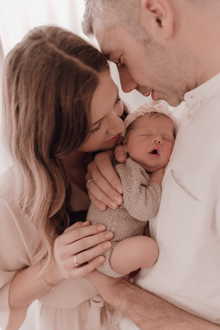 Eltern mit Baby beim Neugeborenen Shooting, Geschwisterliebe, Familienshooting bei einfallslicht fotografie in Düsseldorf, Baby, Babykleidung, Babybody