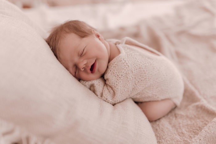 Baby beim Neugeborenen Shooting, Geschwisterliebe, Familienshooting bei einfallslicht fotografie in Düsseldorf, Baby, Babykleidung, Babybody