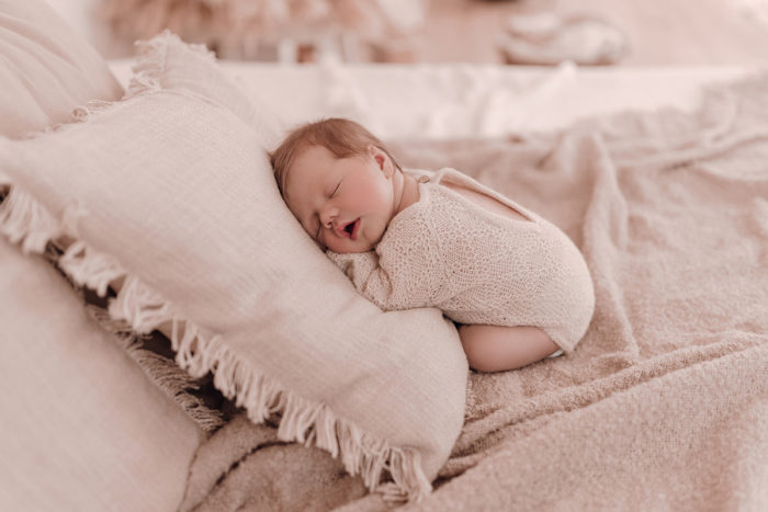 Baby beim Neugeborenen Shooting, Geschwisterliebe, Familienshooting bei einfallslicht fotografie in Düsseldorf, Baby, Babykleidung, Babybody