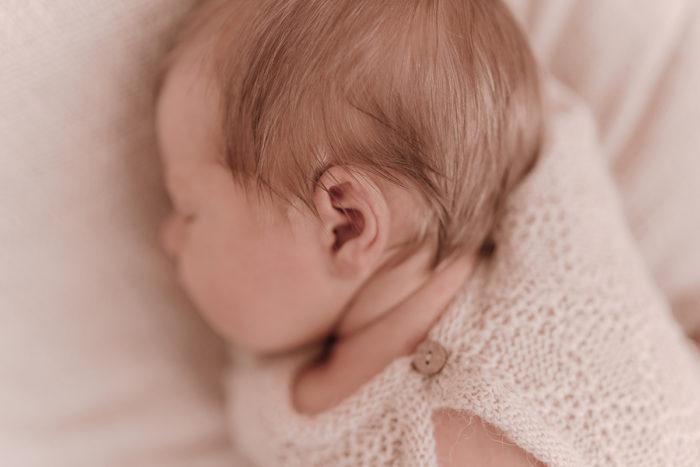 Baby beim Neugeborenen Shooting, Geschwisterliebe, Familienshooting bei einfallslicht fotografie in Düsseldorf, Baby, Babykleidung, Babybody