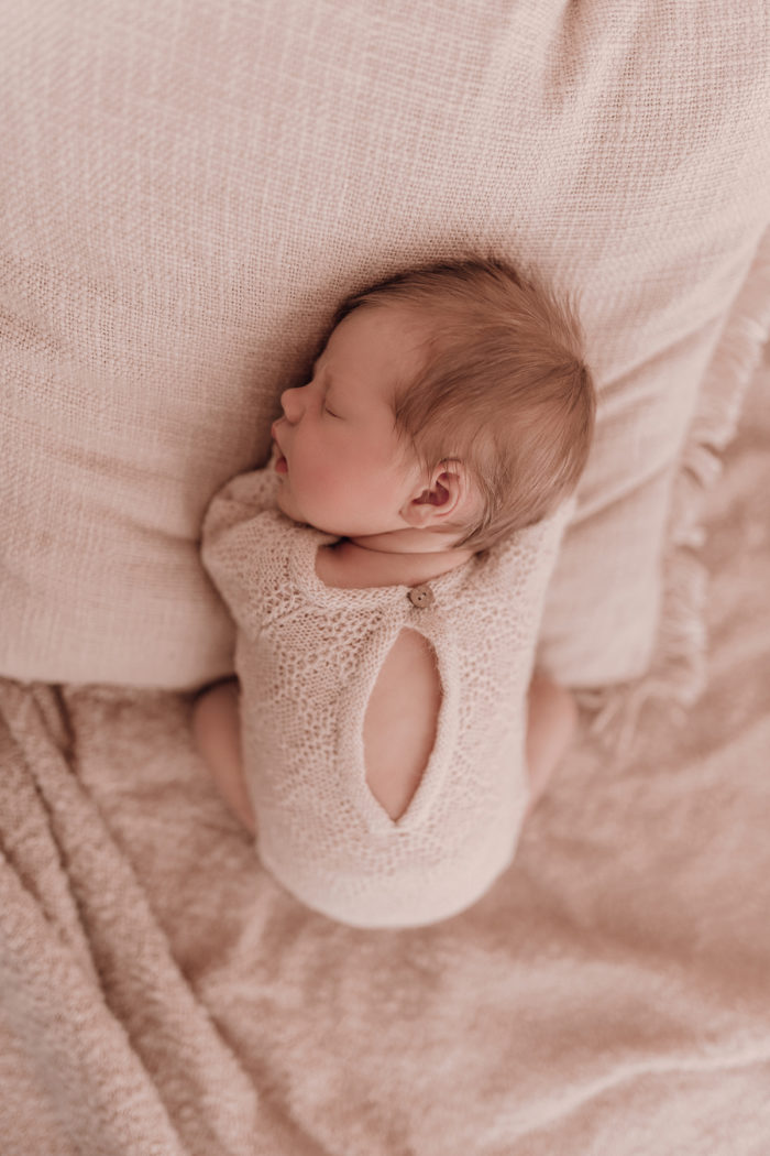 Baby beim Neugeborenen Shooting, Geschwisterliebe, Familienshooting bei einfallslicht fotografie in Düsseldorf, Baby, Babykleidung, Babybody