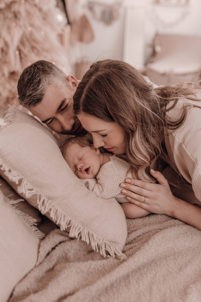 Familie kuschelt beim Neugeborenen Shooting, Geschwisterliebe, Familienshooting bei einfallslicht fotografie in Düsseldorf, Baby, Babykleidung, Babybody