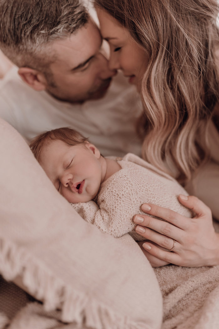 Familie kuschelt beim Neugeborenen Shooting, Geschwisterliebe, Familienshooting bei einfallslicht fotografie in Düsseldorf, Baby, Babykleidung, Babybody