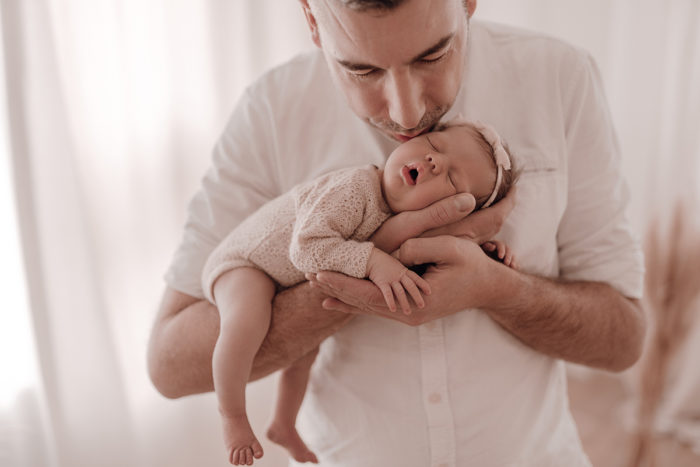 Papa mit Baby beim Neugeborenen Shooting, Geschwisterliebe, Familienshooting bei einfallslicht fotografie in Düsseldorf, Baby, Babykleidung, Babybody
