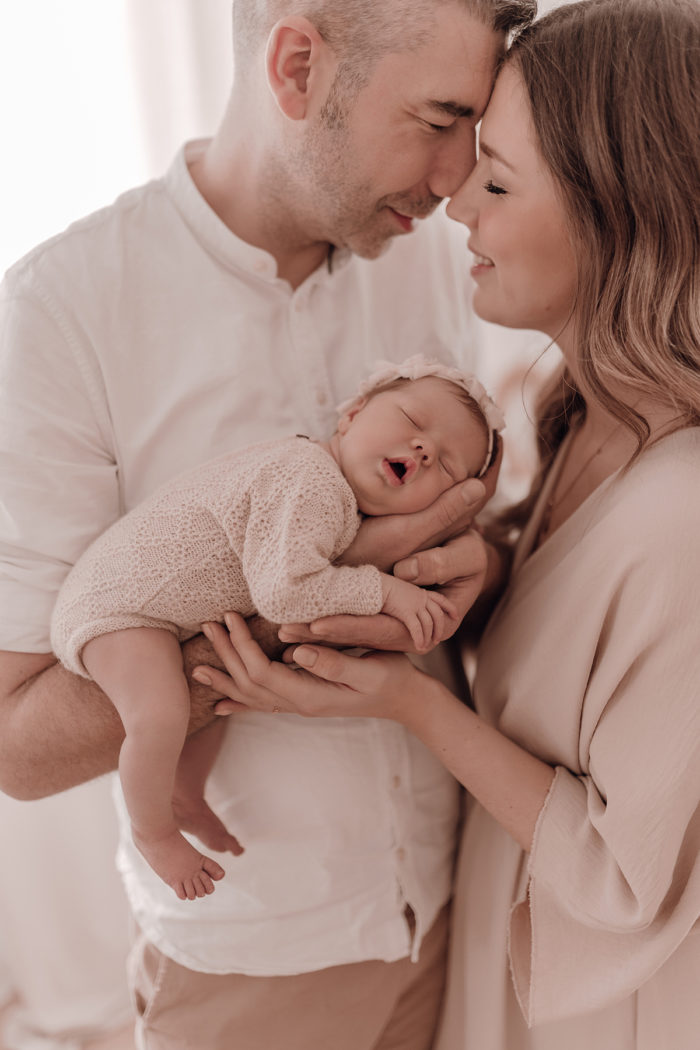 Familie kuschelt beim Neugeborenen Shooting, Geschwisterliebe, Familienshooting bei einfallslicht fotografie in Düsseldorf, Baby, Babykleidung, Babybody