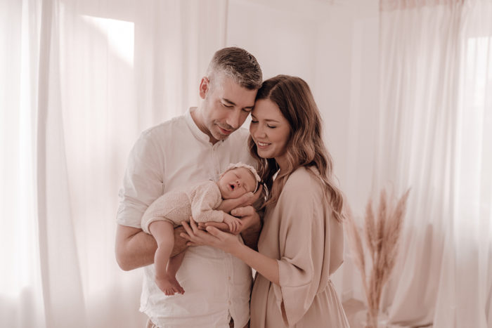 Eltern mit Baby beim Neugeborenen Shooting, Geschwisterliebe, Familienshooting bei einfallslicht fotografie in Düsseldorf, Baby, Babykleidung, Babybody