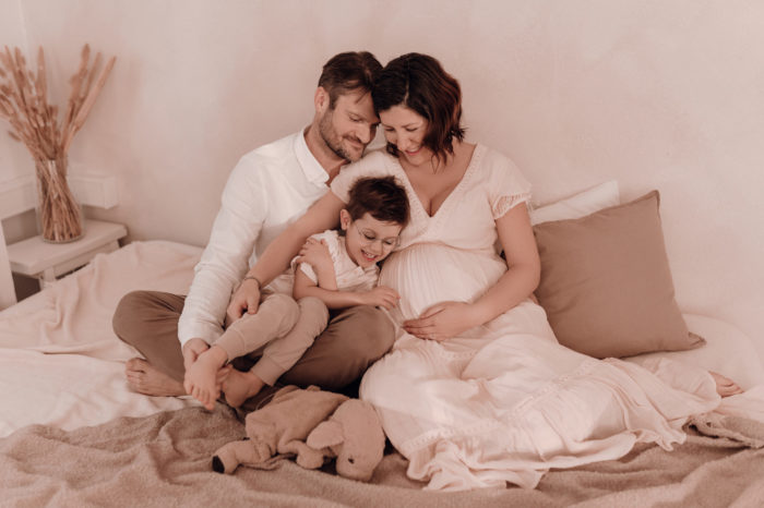 Schwangere Frau Babybauchfotos von einfallslicht fotografie Babybauchsession Babyfotos Babyfotografin Düsseldorf Umstandskleid Schwangerschaftskleid