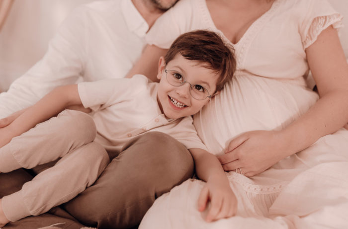 Schwangere Frau Babybauchfotos von einfallslicht fotografie Babybauchsession Babyfotos Babyfotografin Düsseldorf Umstandskleid Schwangerschaftskleid