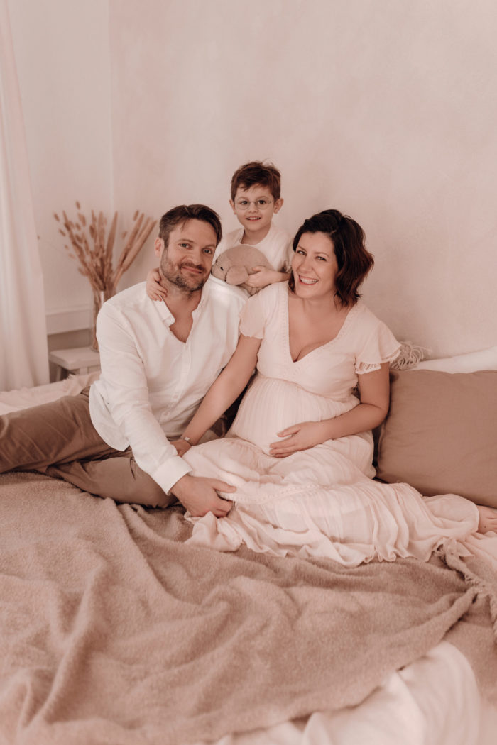 Schwangere Frau Babybauchfotos von einfallslicht fotografie Babybauchsession Babyfotos Babyfotografin Düsseldorf Umstandskleid Schwangerschaftskleid
