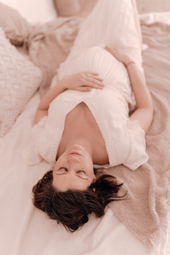 Schwangere Frau Babybauchfotos von einfallslicht fotografie Babybauchsession Babyfotos Babyfotografin Düsseldorf Umstandskleid Schwangerschaftskleid