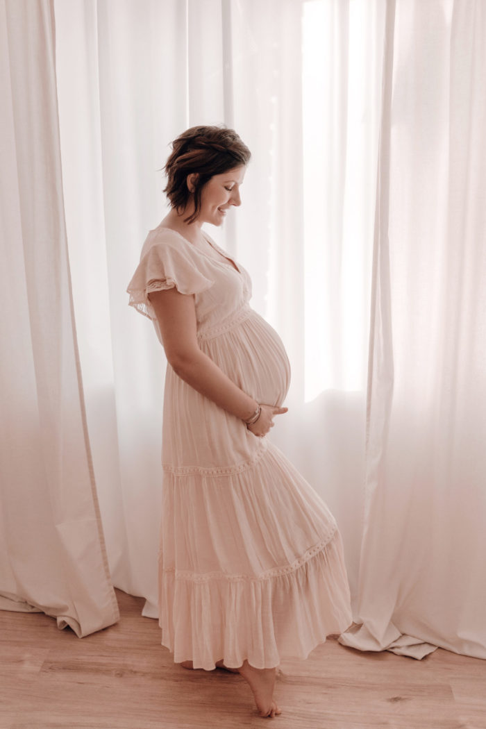 Schwangere Frau Babybauchfotos von einfallslicht fotografie Babybauchsession Babyfotos Babyfotografin Düsseldorf Umstandskleid Schwangerschaftskleid