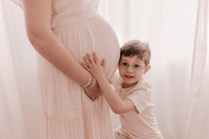 Schwangere Frau Babybauchfotos von einfallslicht fotografie Babybauchsession Babyfotos Babyfotografin Düsseldorf Umstandskleid Schwangerschaftskleid