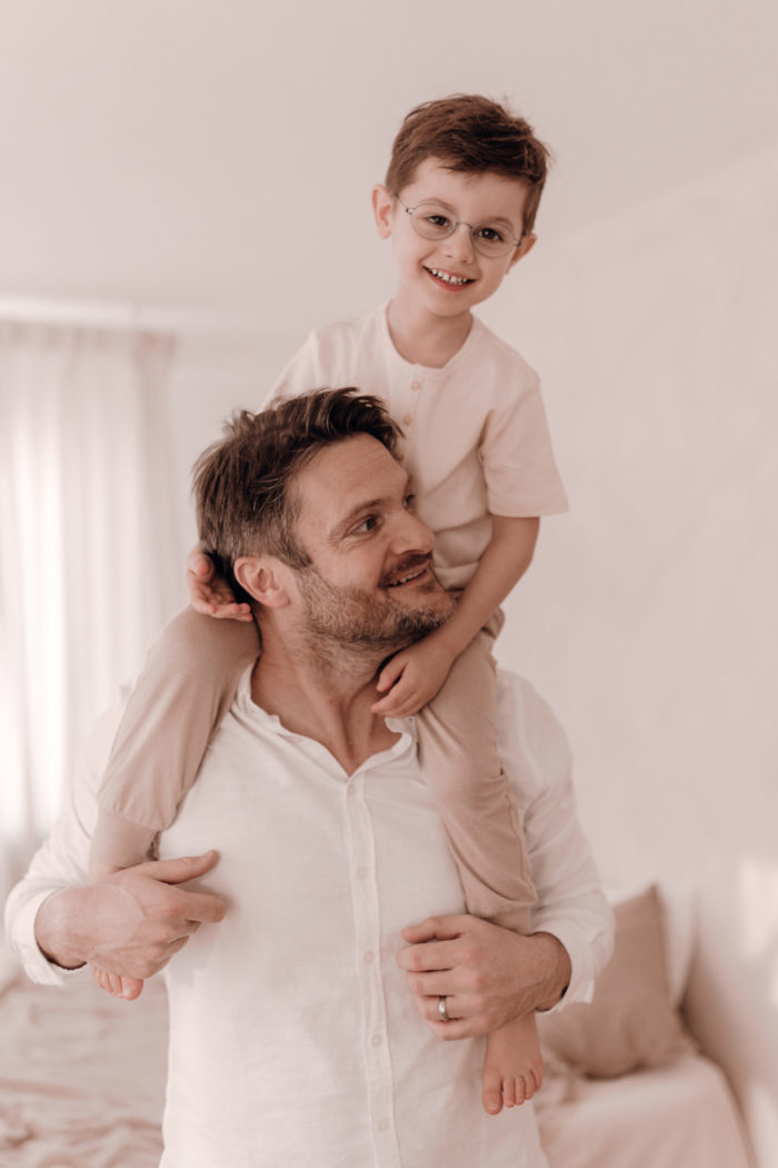 Schwangere Frau Babybauchfotos von einfallslicht fotografie Babybauchsession Babyfotos Babyfotografin Düsseldorf Umstandskleid Schwangerschaftskleid