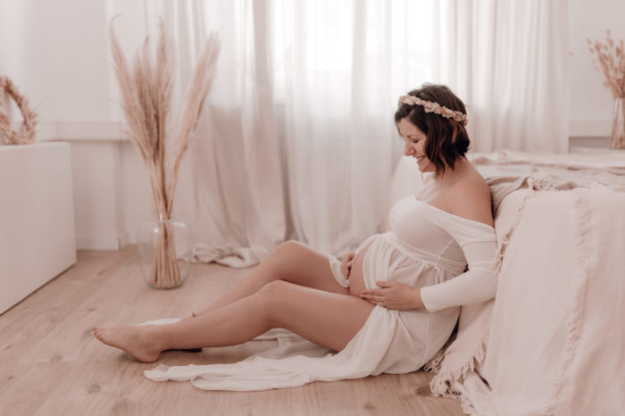 Schwangere Frau Babybauchfotos von einfallslicht fotografie Babybauchsession Babyfotos Babyfotografin Düsseldorf Umstandskleid Schwangerschaftskleid