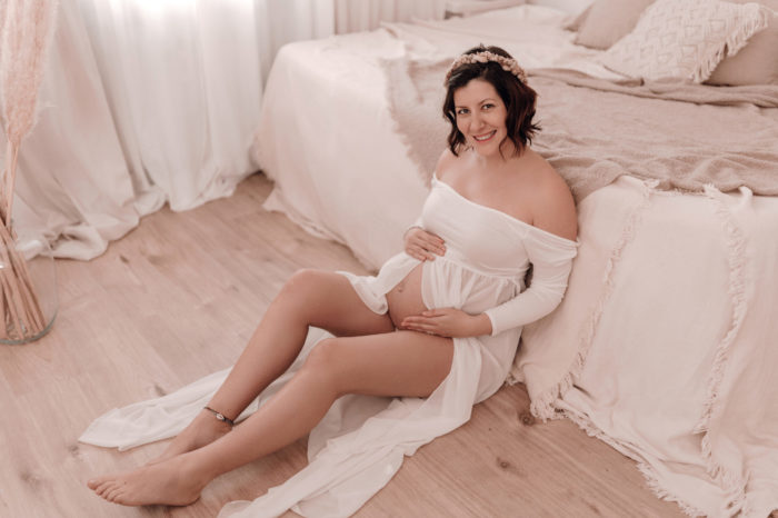 Schwangere Frau Babybauchfotos von einfallslicht fotografie Babybauchsession Babyfotos Babyfotografin Düsseldorf Umstandskleid Schwangerschaftskleid