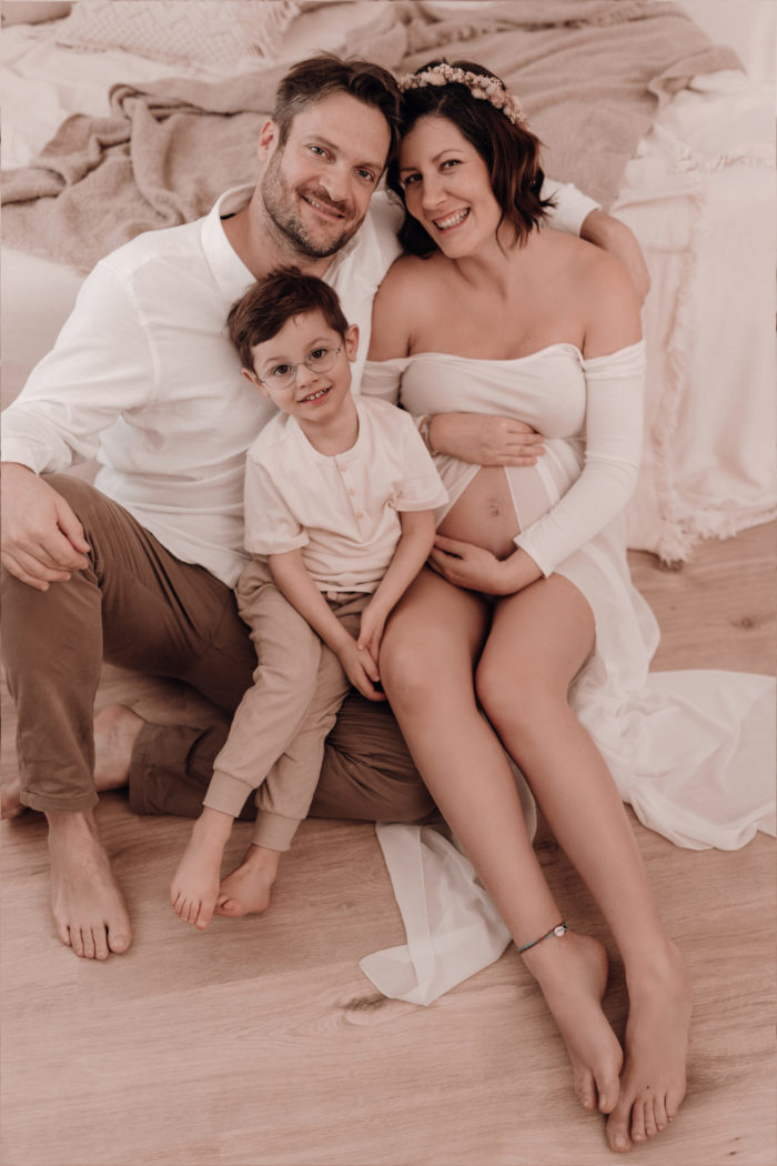 Schwangere Frau Babybauchfotos von einfallslicht fotografie Babybauchsession Babyfotos Babyfotografin Düsseldorf Umstandskleid Schwangerschaftskleid