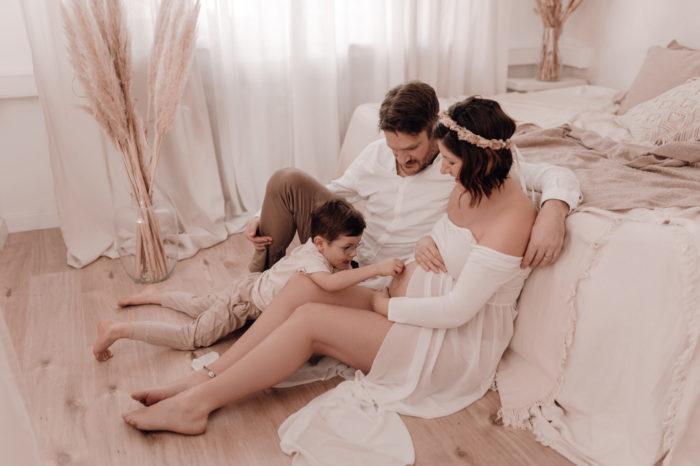 Schwangere Frau Babybauchfotos von einfallslicht fotografie Babybauchsession Babyfotos Babyfotografin Düsseldorf Umstandskleid Schwangerschaftskleid