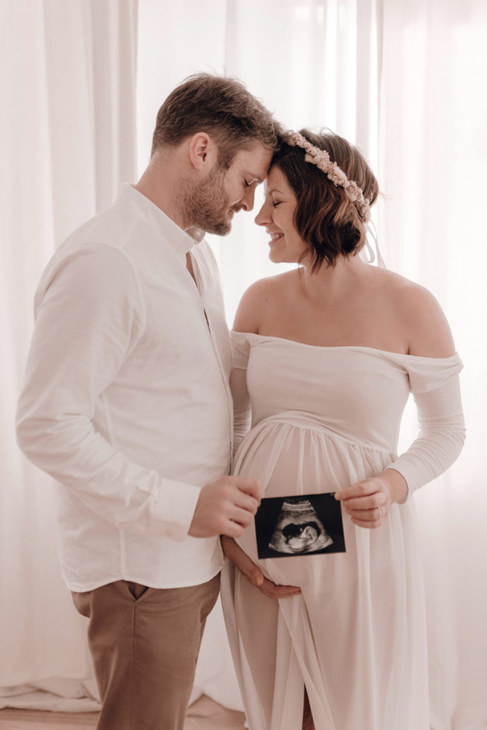 Schwangere Frau Babybauchfotos von einfallslicht fotografie Babybauchsession Babyfotos Babyfotografin Düsseldorf Umstandskleid Schwangerschaftskleid