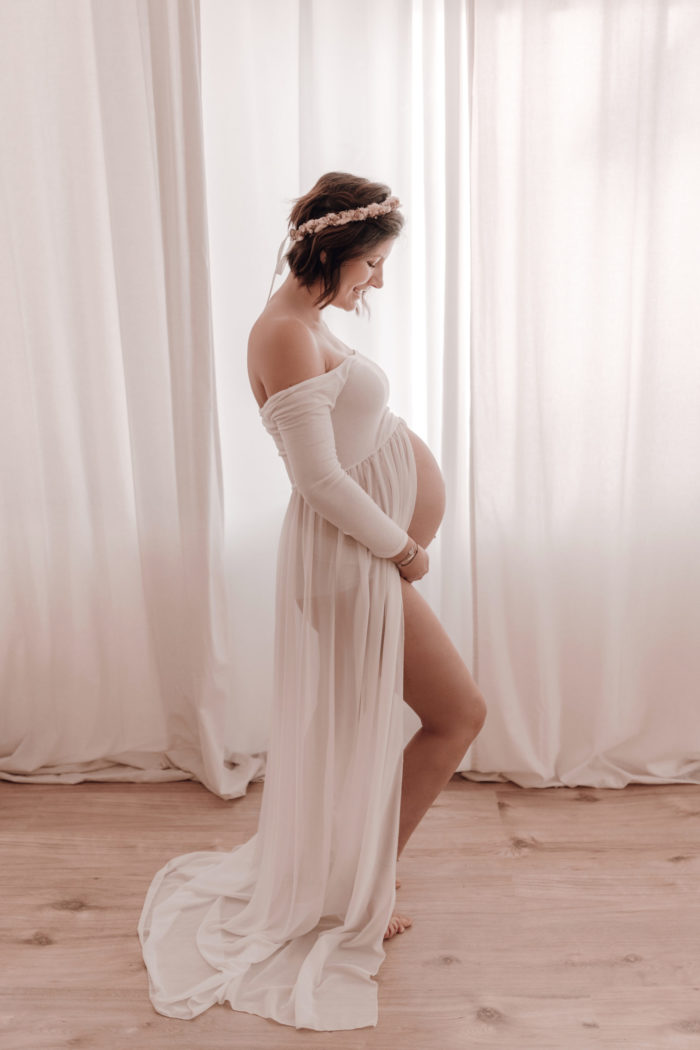 Schwangere Frau Babybauchfotos von einfallslicht fotografie Babybauchsession Babyfotos Babyfotografin Düsseldorf Umstandskleid Schwangerschaftskleid