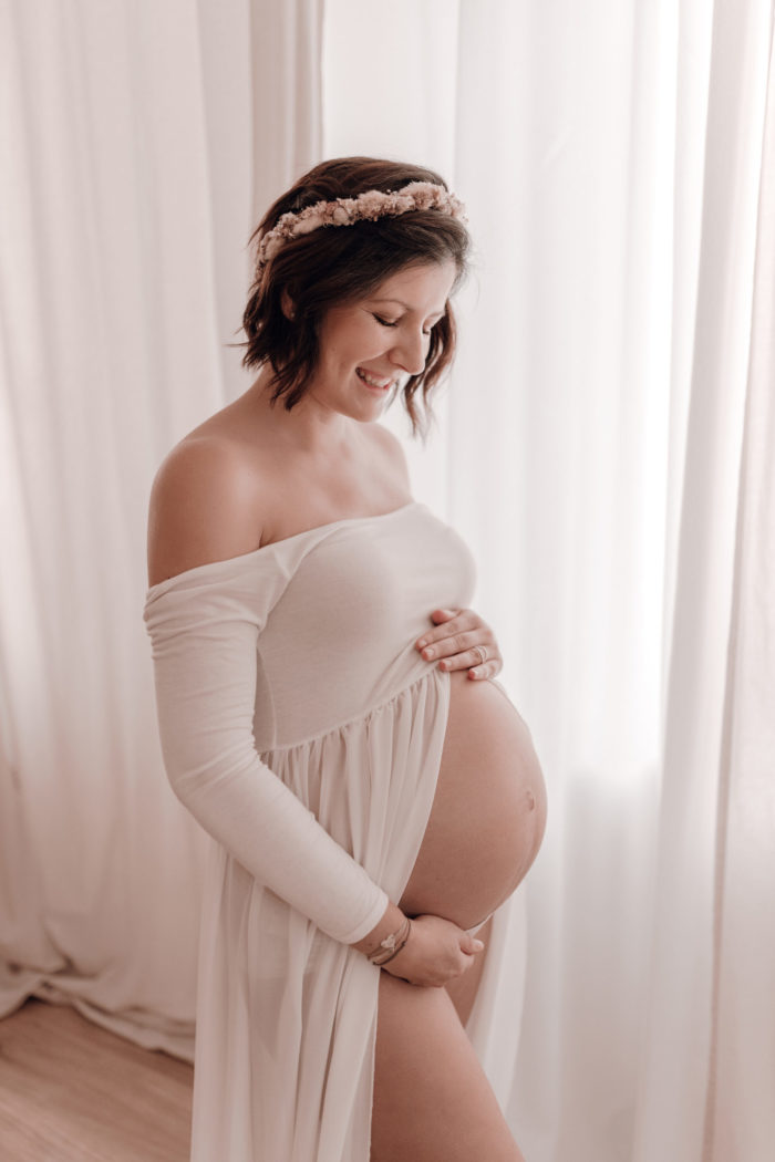 Schwangere Frau Babybauchfotos von einfallslicht fotografie Babybauchsession Babyfotos Babyfotografin Düsseldorf Umstandskleid Schwangerschaftskleid