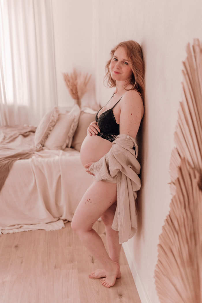 Schwangere Frau Babybauchfotos von einfallslicht-fotografie Babybauchsession_Duesseldorf Babyfotos Babyfotografin Duesseldorf Umstandskleid Schwangerschaftskleid Wochenbett