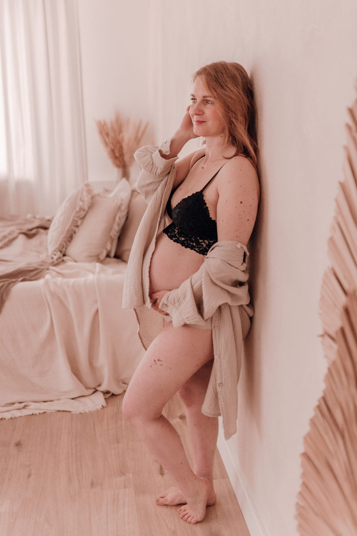 Schwangere Frau Babybauchfotos von einfallslicht-fotografie Babybauchsession_Duesseldorf Babyfotos Babyfotografin Duesseldorf Umstandskleid Schwangerschaftskleid Wochenbett