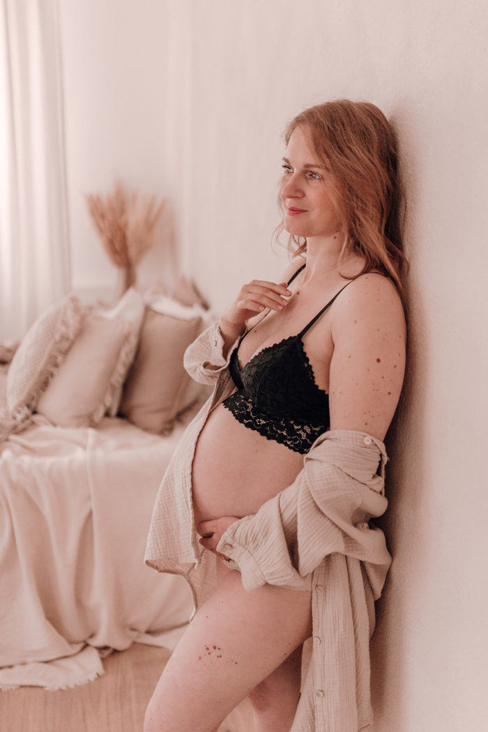 Schwangere Frau Babybauchfotos von einfallslicht-fotografie Babybauchsession_Duesseldorf Babyfotos Babyfotografin Duesseldorf Umstandskleid Schwangerschaftskleid Wochenbett