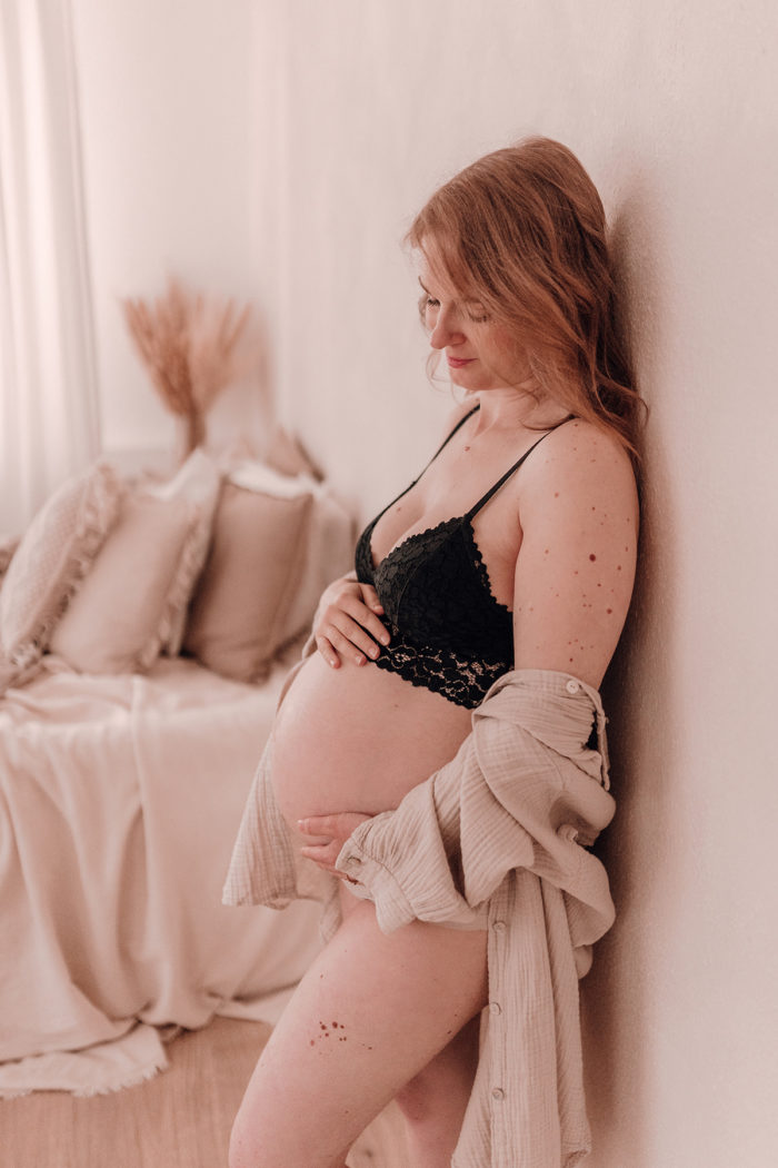 Schwangere Frau Babybauchfotos von einfallslicht-fotografie Babybauchsession_Duesseldorf Babyfotos Babyfotografin Duesseldorf Umstandskleid Schwangerschaftskleid Wochenbett