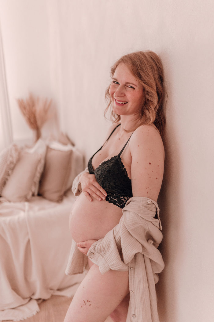 Schwangere Frau Babybauchfotos von einfallslicht-fotografie Babybauchsession_Duesseldorf Babyfotos Babyfotografin Duesseldorf Umstandskleid Schwangerschaftskleid Wochenbett