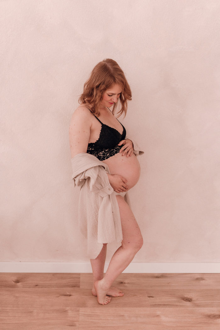 Schwangere Frau Babybauchfotos von einfallslicht-fotografie Babybauchsession_Duesseldorf Babyfotos Babyfotografin Duesseldorf Umstandskleid Schwangerschaftskleid Wochenbett