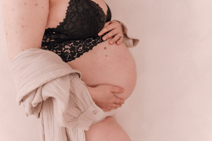 Schwangere Frau Babybauchfotos von einfallslicht-fotografie Babybauchsession_Duesseldorf Babyfotos Babyfotografin Duesseldorf Umstandskleid Schwangerschaftskleid Wochenbett