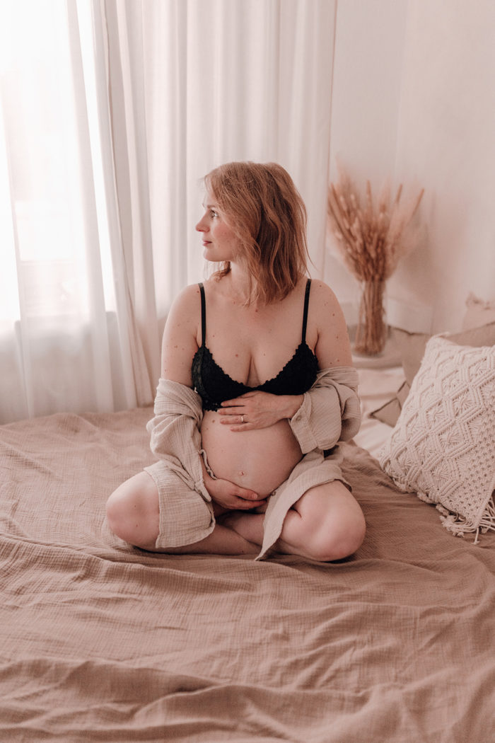 Schwangere Frau Babybauchfotos von einfallslicht-fotografie Babybauchsession_Duesseldorf Babyfotos Babyfotografin Duesseldorf Umstandskleid Schwangerschaftskleid Wochenbett