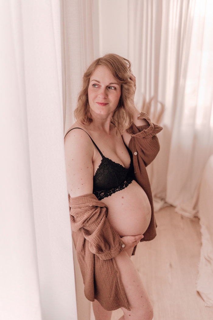 Schwangere Frau Babybauchfotos von einfallslicht-fotografie Babybauchsession_Duesseldorf Babyfotos Babyfotografin Duesseldorf Umstandskleid Schwangerschaftskleid Wochenbett