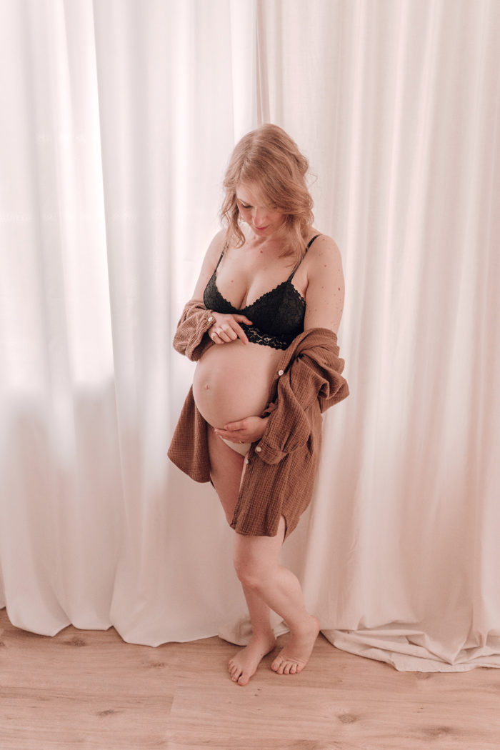 Schwangere Frau Babybauchfotos von einfallslicht-fotografie Babybauchsession_Duesseldorf Babyfotos Babyfotografin Duesseldorf Umstandskleid Schwangerschaftskleid Wochenbett