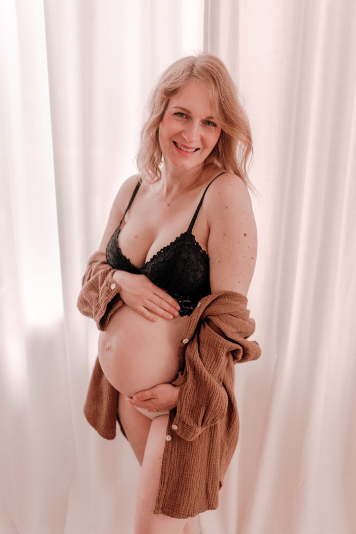 Schwangere Frau Babybauchfotos von einfallslicht-fotografie Babybauchsession_Duesseldorf Babyfotos Babyfotografin Duesseldorf Umstandskleid Schwangerschaftskleid Wochenbett