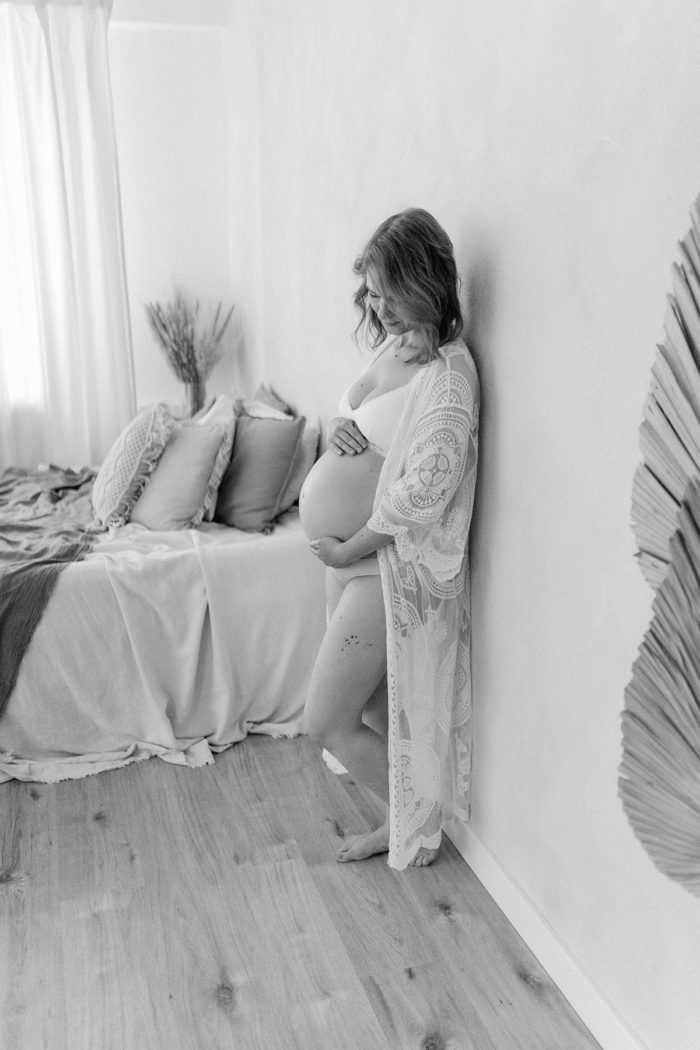 Schwangere Frau Babybauchfotos von einfallslicht-fotografie Babybauchsession_Duesseldorf Babyfotos Babyfotografin Duesseldorf Umstandskleid Schwangerschaftskleid Wochenbett
