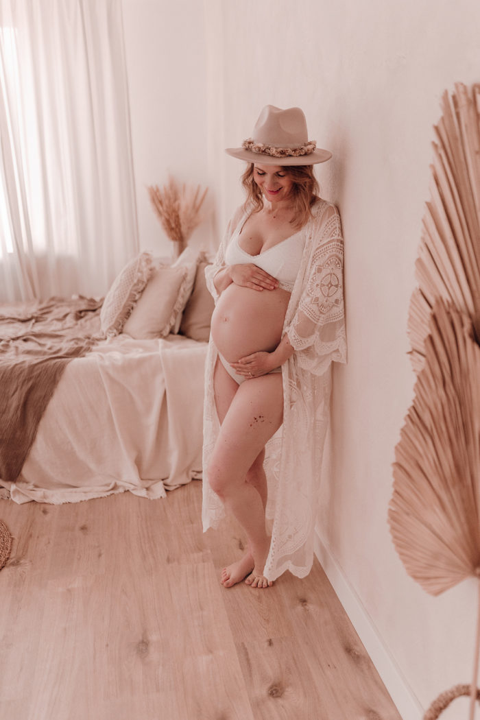Schwangere Frau Babybauchfotos von einfallslicht-fotografie Babybauchsession_Duesseldorf Babyfotos Babyfotografin Duesseldorf Umstandskleid Schwangerschaftskleid Wochenbett