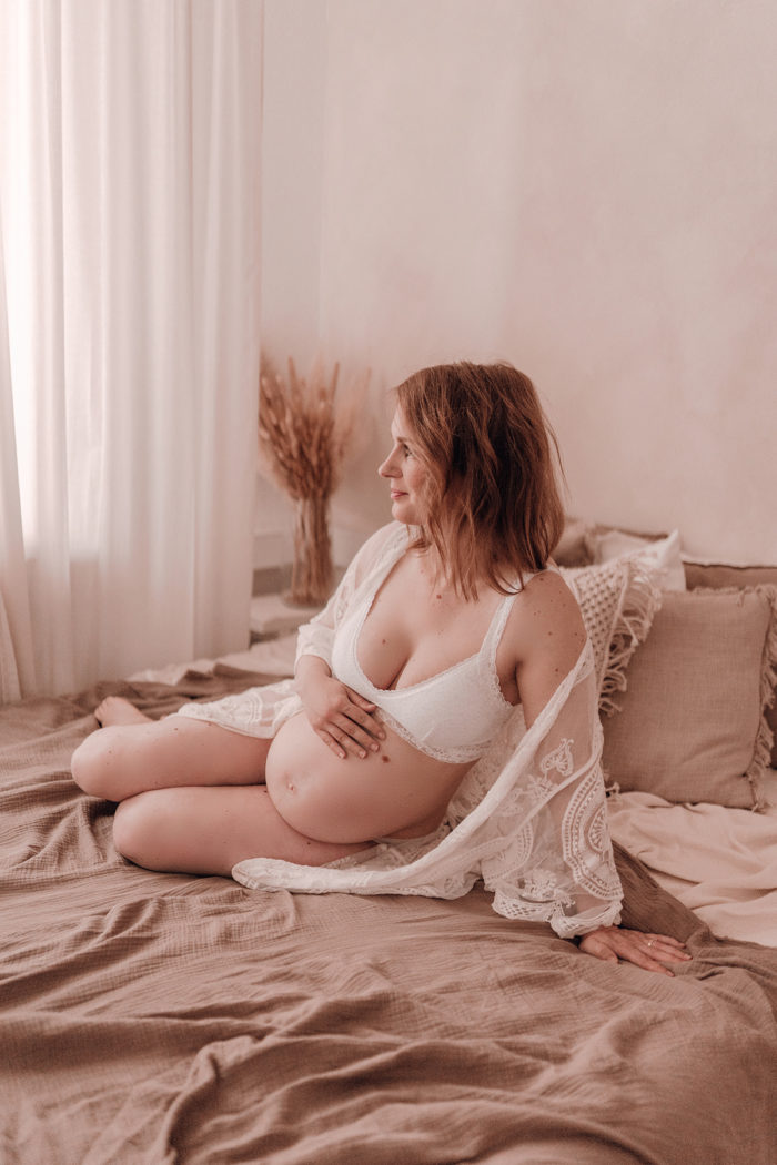 Schwangere Frau Babybauchfotos von einfallslicht-fotografie Babybauchsession_Duesseldorf Babyfotos Babyfotografin Duesseldorf Umstandskleid Schwangerschaftskleid Wochenbett