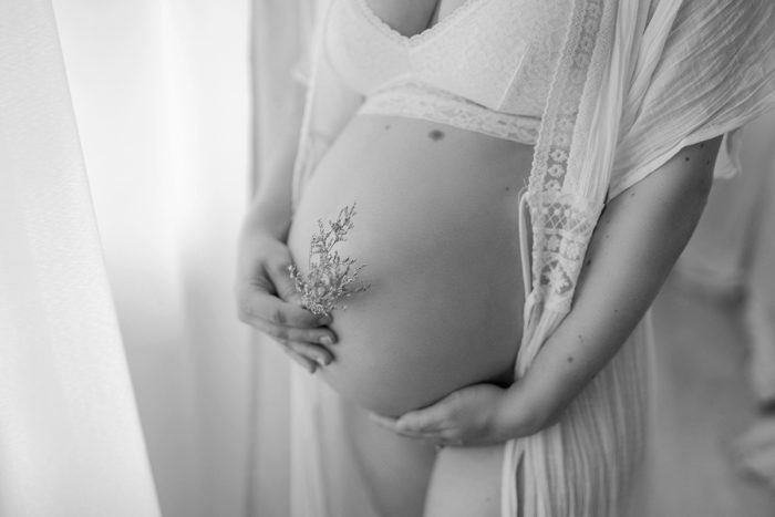 Schwangere Frau Babybauchfotos von einfallslicht-fotografie Babybauchsession_Duesseldorf Babyfotos Babyfotografin Duesseldorf Umstandskleid Schwangerschaftskleid Wochenbett
