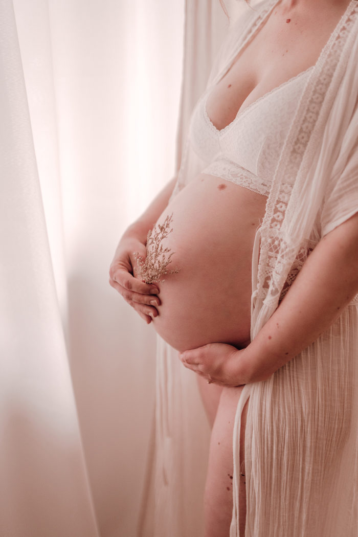 Schwangere Frau Babybauchfotos von einfallslicht-fotografie Babybauchsession_Duesseldorf Babyfotos Babyfotografin Duesseldorf Umstandskleid Schwangerschaftskleid Wochenbett