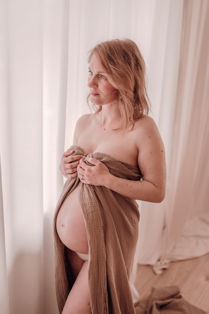 Schwangere Frau Babybauchfotos von einfallslicht-fotografie Babybauchsession_Duesseldorf Babyfotos Babyfotografin Duesseldorf Umstandskleid Schwangerschaftskleid Wochenbett