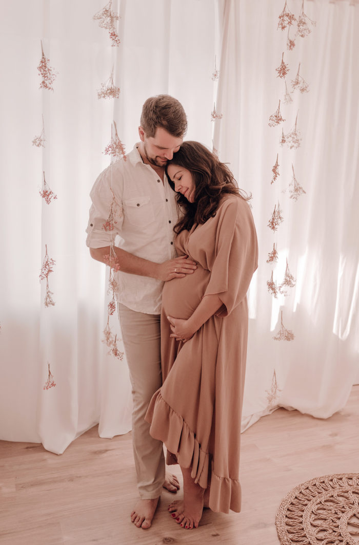 Schwangere Frau Babybauchfotos einfallslicht-fotografie Babybauchsession Duesseldorf Babyfotos Babyfotografin Duesseldorf Umstandskleid Schwangerschaftskleid Wochenbett